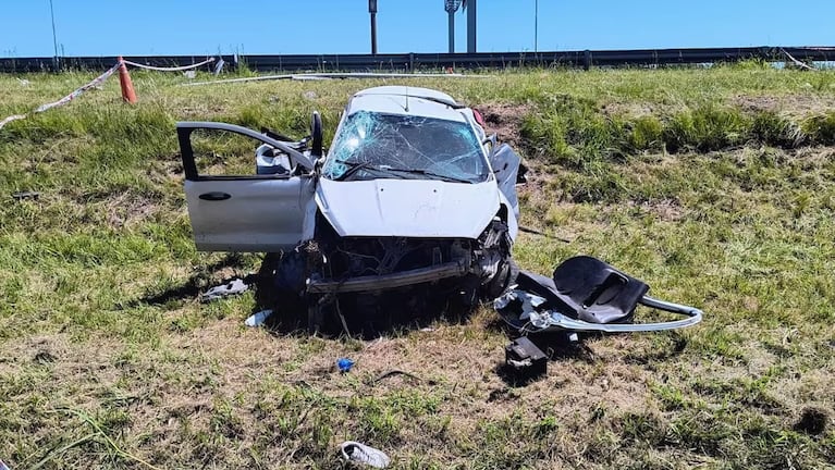 El Ford Ka blanco despistó y volcó en la Circunvalación.