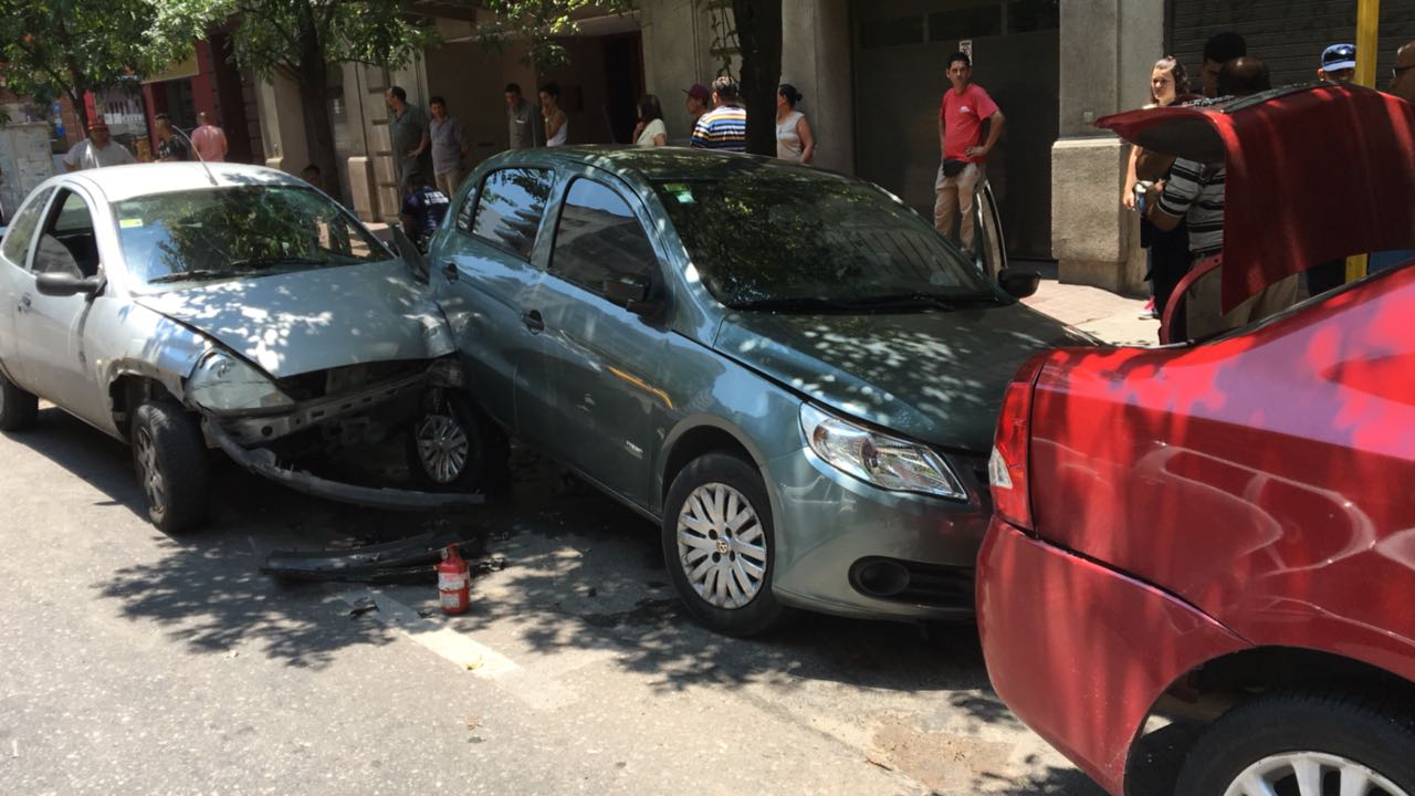 El Ford Ka frenó su carrera chocando a dos autos estacionados.