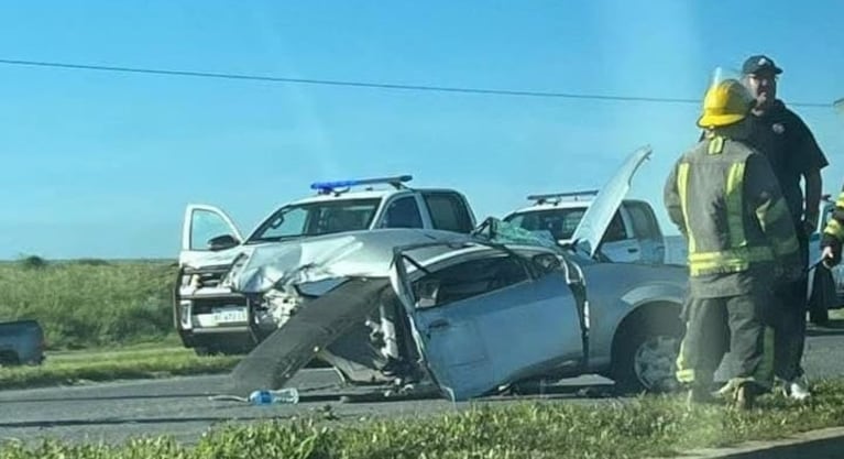 El Ford Ka quedó literalmente partido en dos luego del violento impacto.