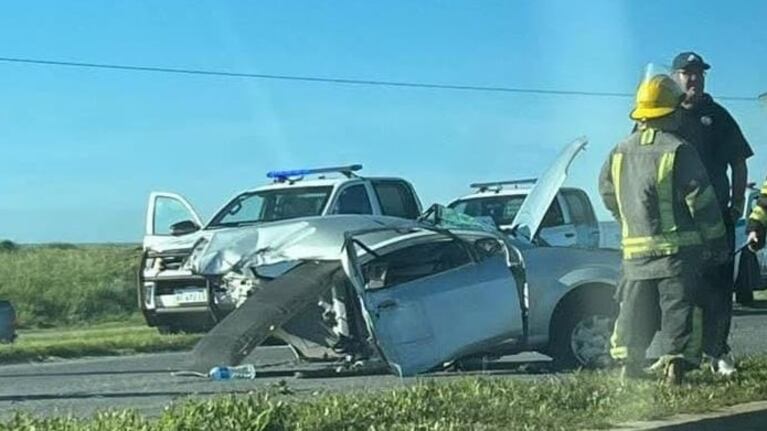 El Ford Ka quedó literalmente partido en dos luego del violento impacto.