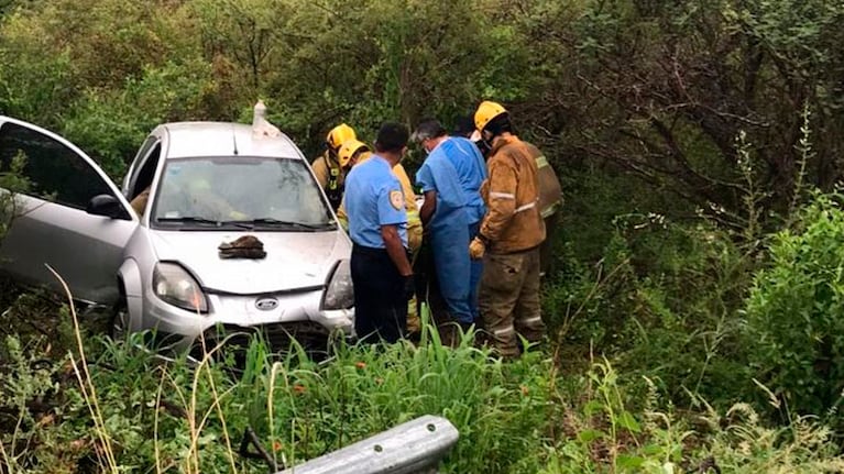 El Ford Ka tuvo que ser rescatado del barranco. Foto: Cadena 3.