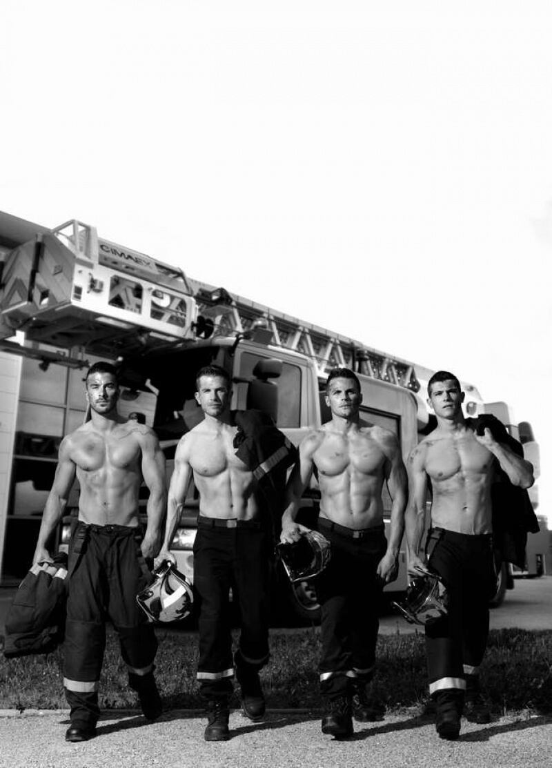 El fotógrafo francés Fred Gourdon y el calendario benéfico para la ONG Bomberos sin Fronteras.