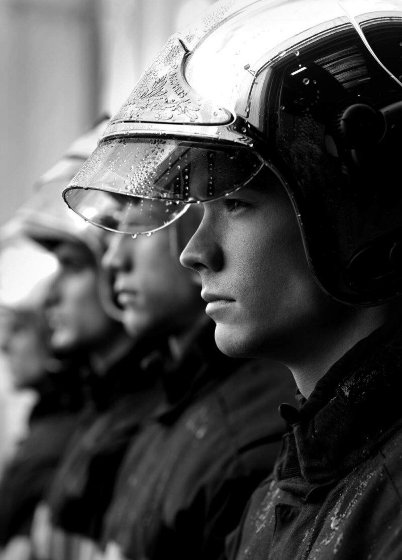 El fotógrafo francés Fred Gourdon y el calendario benéfico para la ONG Bomberos sin Fronteras.
