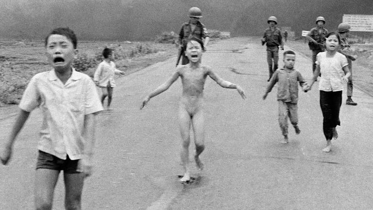 El fotógrafo Nick Ut la acompañó durante este proceso.