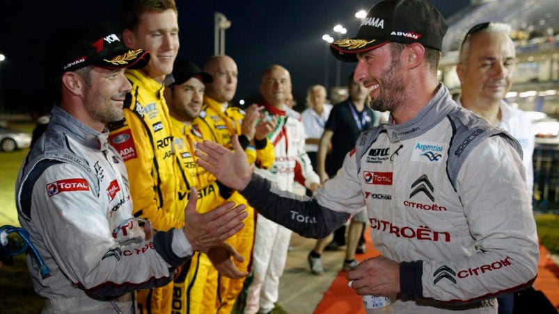 El francés Sebastian Loeb felicitando al campeón. Fotos: WTCC.