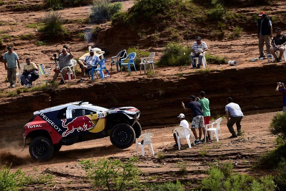 El francés Sébastien Loeb, ante la mirada de los espectadores. Foto: AFP.