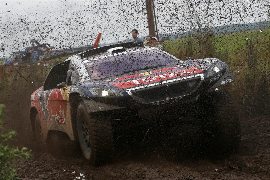  El francés Sébastien Loeb ganó la segunda etapa con su Peugeot. Foto: EFE.