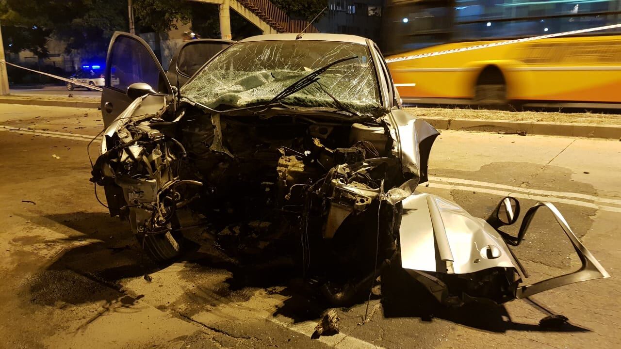 El frente del auto quedó totalmente destruido.