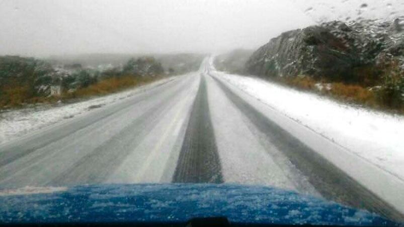 El frío complicó el tránsito por el camino al Valle de Traslasierra. 