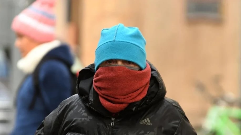 El frío polar obligó a los cordobeses a abrigarse con todo.