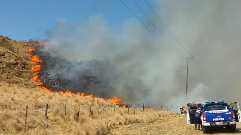 El fuego, a la vera de la ruta que une Potrero de Garay y Villa Ciudad de América.