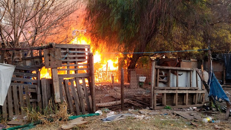El fuego arrasó con el asentamiento La Tablita. 