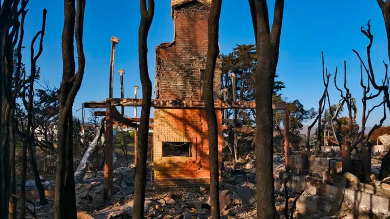 El fuego arrasó con fuerza dejando muertos y desaparecidos.