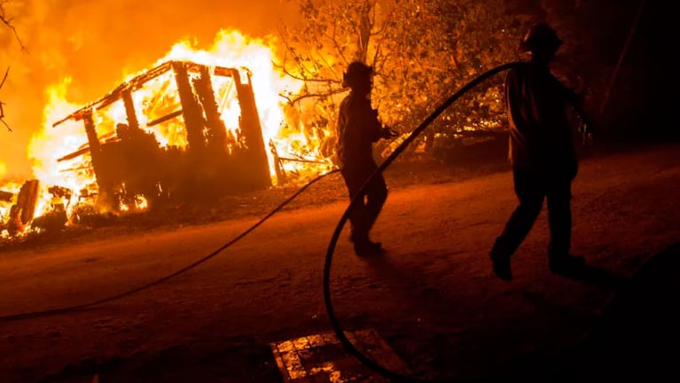 El fuego arrasó con fuerza dejando muertos y desaparecidos.