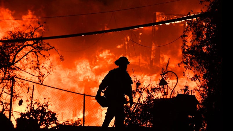 El fuego arrasó con fuerza dejando muertos y desaparecidos.