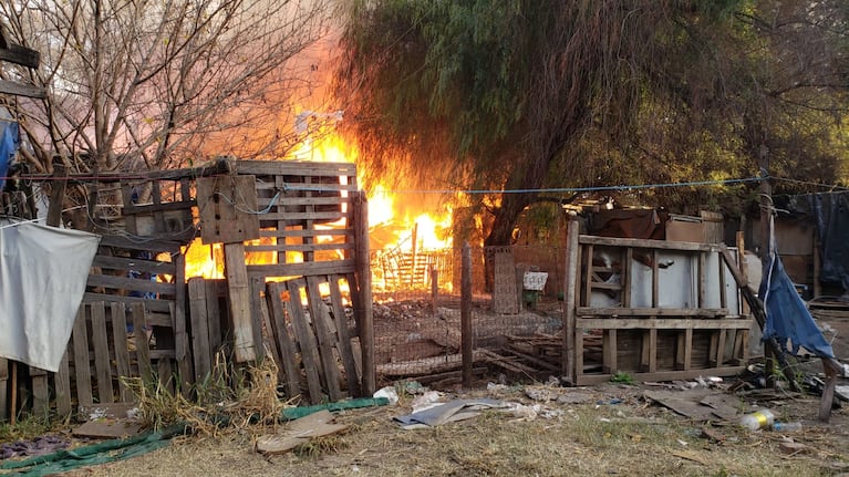 El fuego arrasó con las casas precarias en Costanera y Puente Sarmiento. Foto: Juan Pablo Lavisse/El Doce.