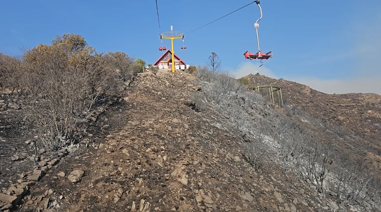 El fuego arrasó en las Aerosillas de Los Cocos.