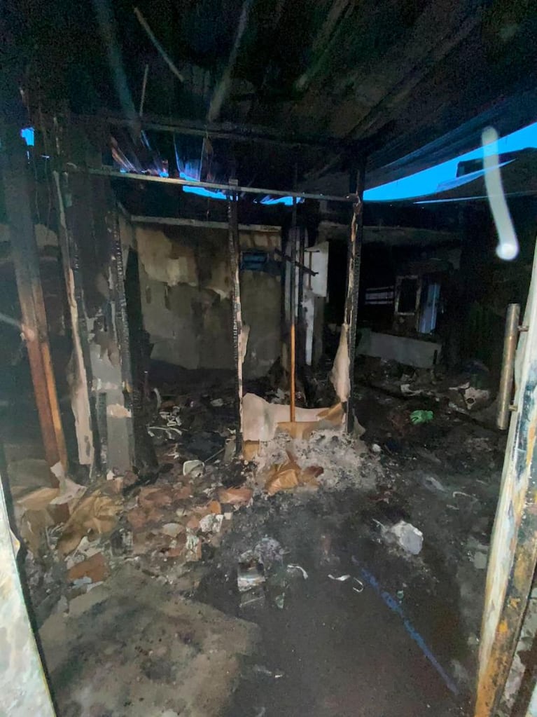 El fuego arrasó una vivienda y la familia fue rescatada por el techo