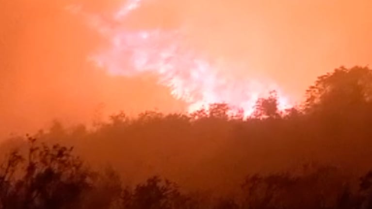 El fuego avanza en el Cerro Uritorco.