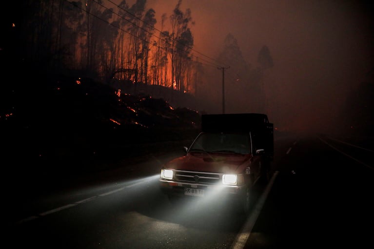 El fuego avanza en las regiones de Ñuble y Biobío.