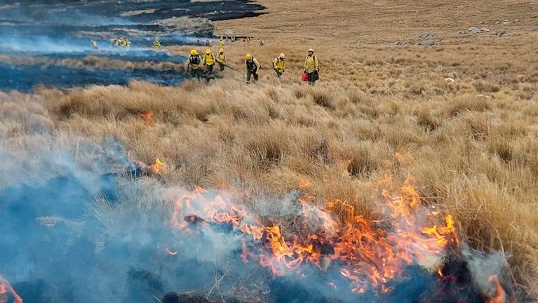 El fuego avanza entre los valles de Traslasierra y Calamuchita. Foto: Instagram - @elclavodehierro.