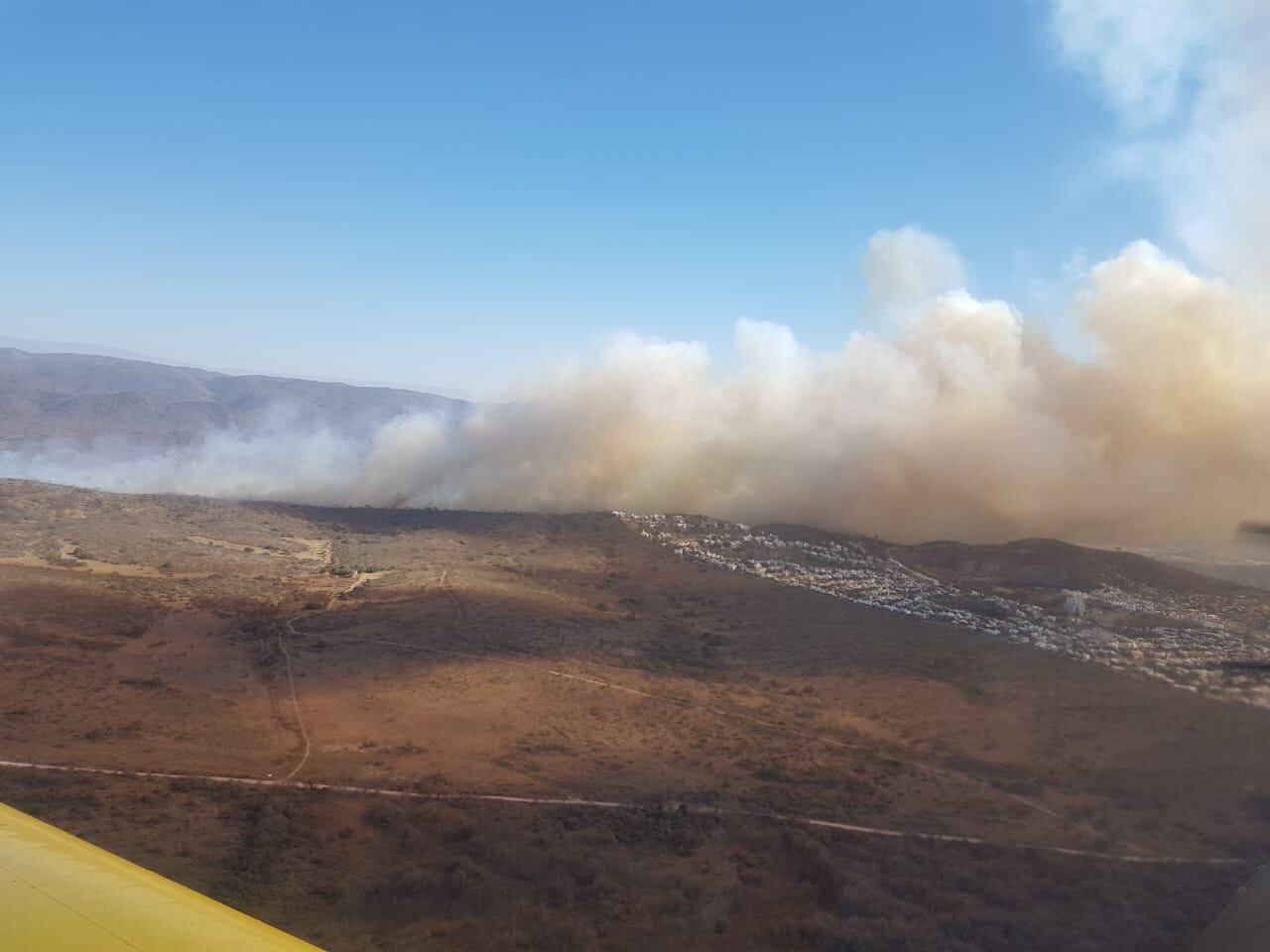 El fuego avanzó con fuerza en la zona detrás del Diquecito, sobre la ruta E-55.