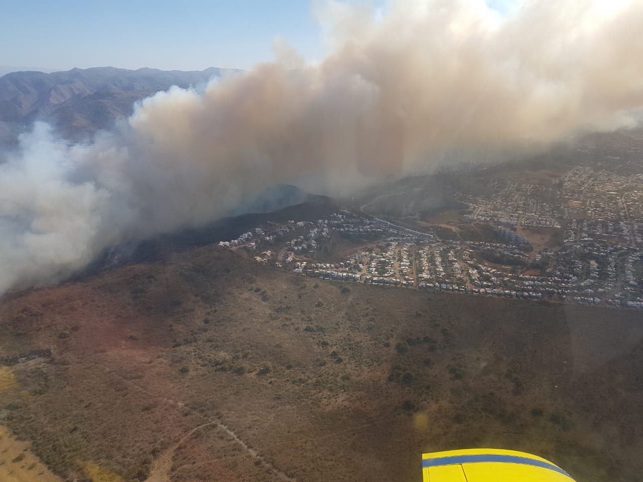 El fuego avanzó con fuerza en la zona detrás del Diquecito, sobre la ruta E-55.