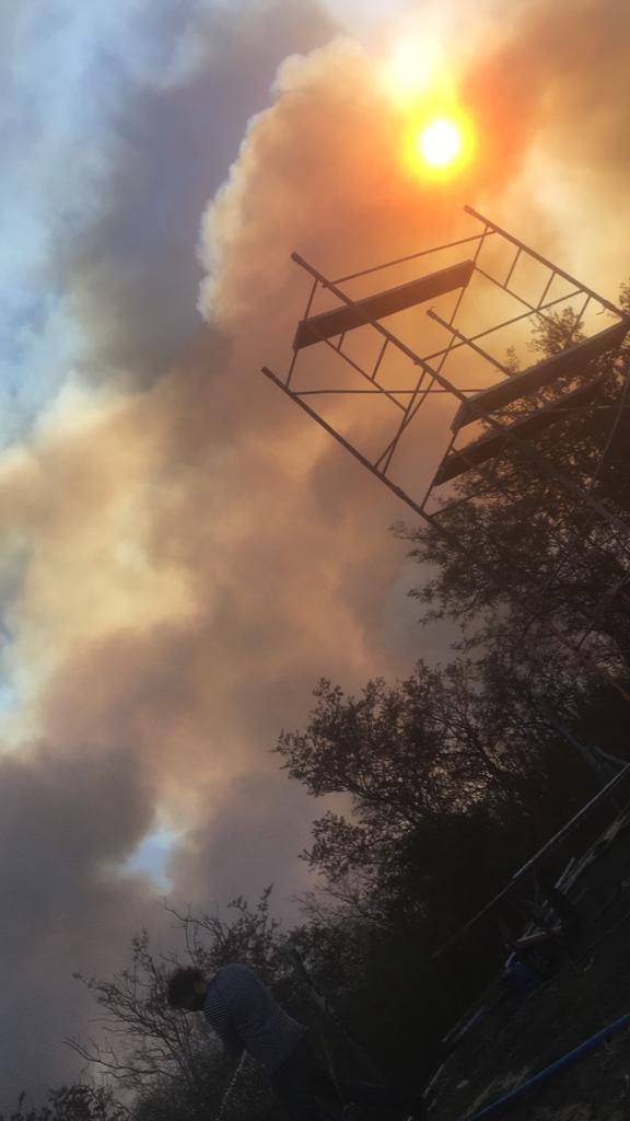 El fuego avanzó con fuerza en la zona detrás del Diquecito, sobre la ruta E-55.