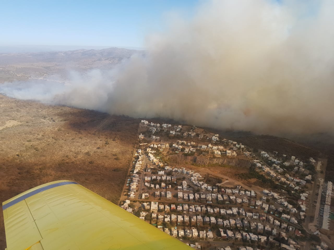 El fuego avanzó con fuerza en la zona detrás del Diquecito, sobre la ruta E-55.