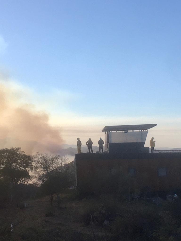 El fuego avanzó con fuerza en la zona detrás del Diquecito, sobre la ruta E-55.