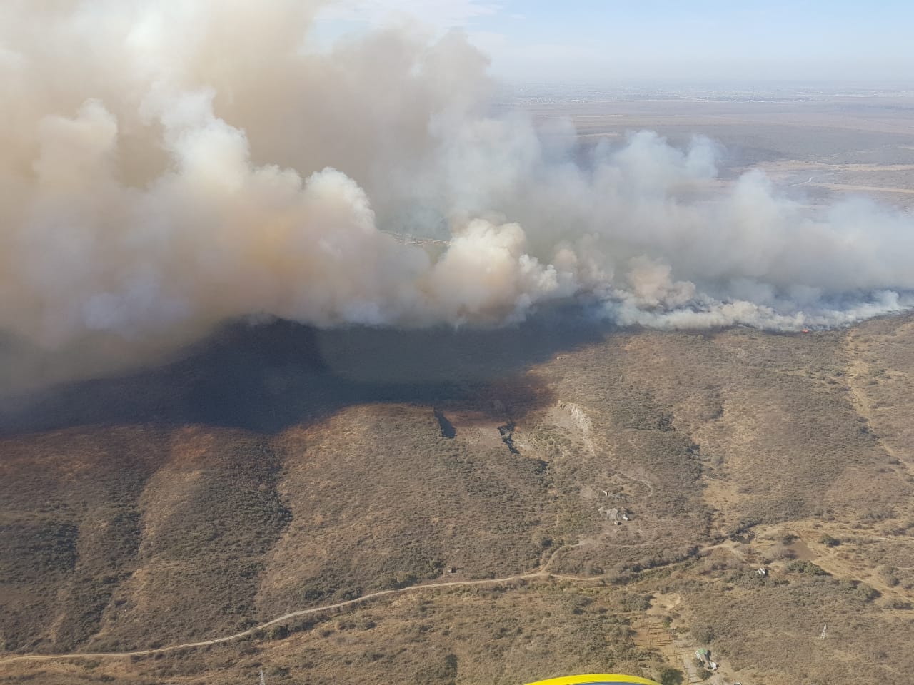 El fuego avanzó con fuerza en la zona detrás del Diquecito, sobre la ruta E-55.