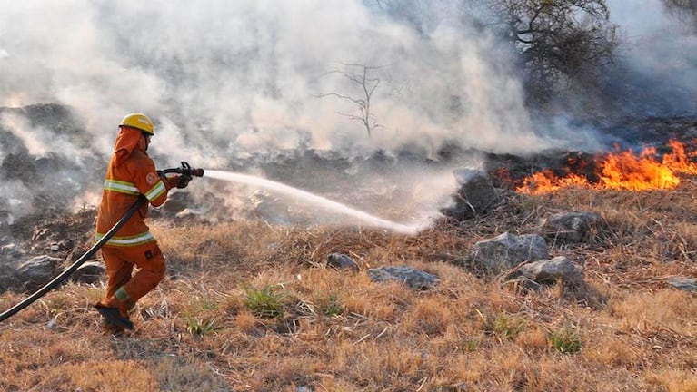 El fuego azotó a las sierras en Tanti y Santa María de Punilla todo el fin de semana.