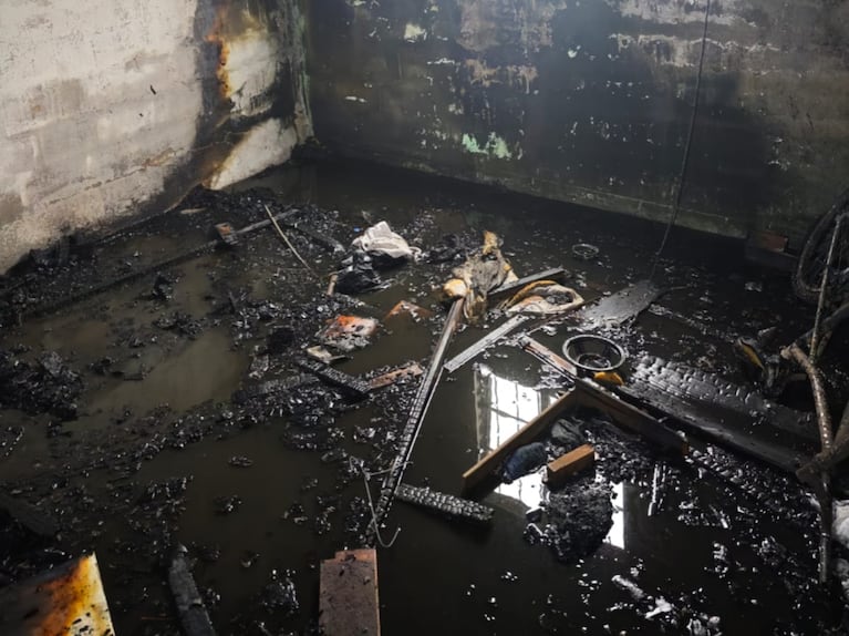 El fuego comenzó en una habitación de la planta alta.