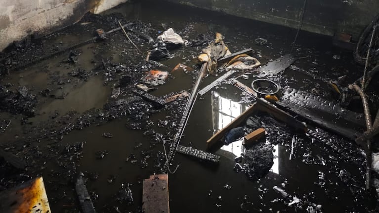 El fuego comenzó en una habitación de la planta alta.