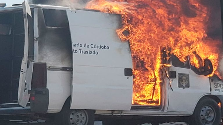 El fuego consumió una parte importante del vehículo. / Foto: ElDoce.tv
