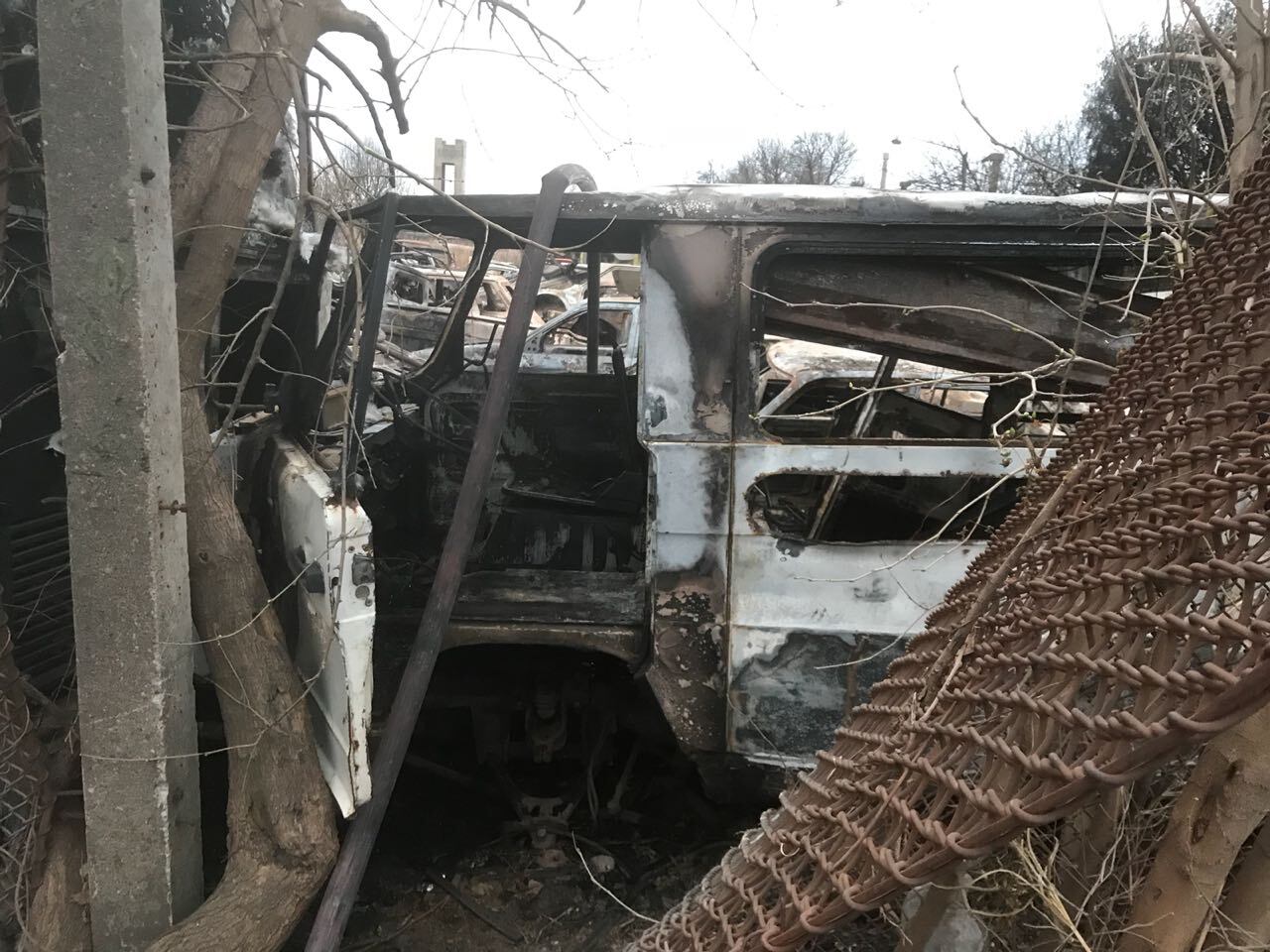 El fuego convirtió en chatarra los autos depositados.