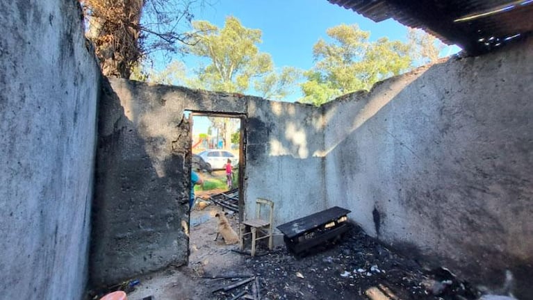 El fuego destrozó su casa y vive con sus hijos bajo las cenizas