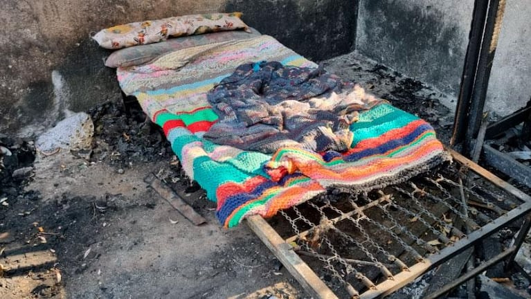 El fuego destrozó su casa y vive con sus hijos bajo las cenizas