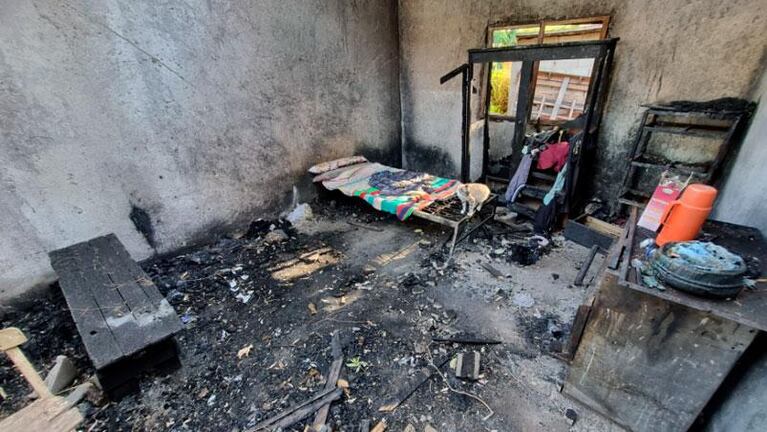 El fuego destrozó su casa y vive con sus hijos bajo las cenizas