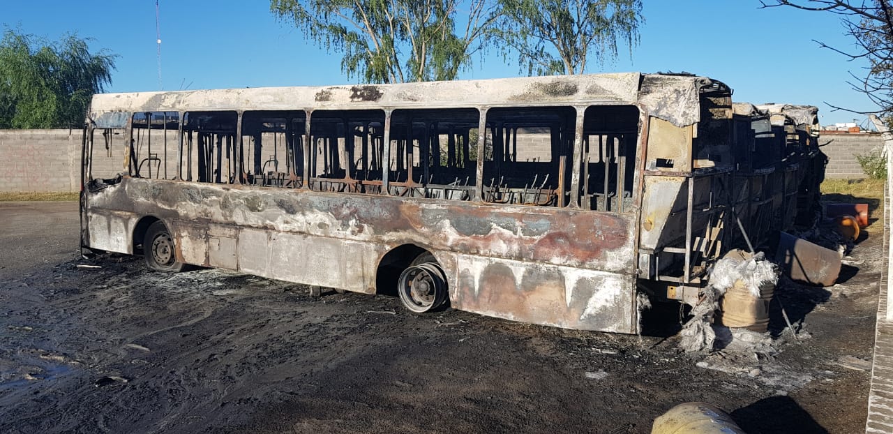 El fuego destruyó por completo cuatro colectivos.