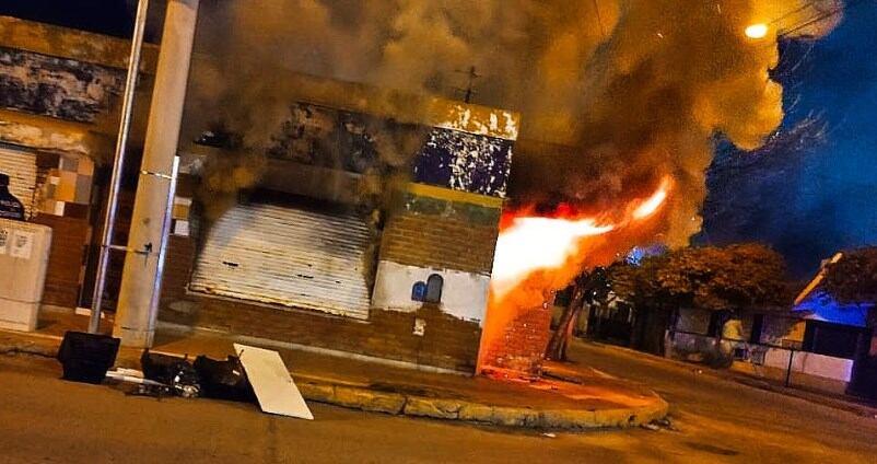 El fuego destruyó toda la vivienda adonde quedaron atrapadas las víctimas.