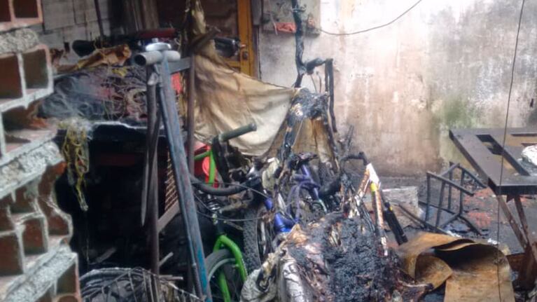 El fuego destruyó una casa donde viven 10 personas.