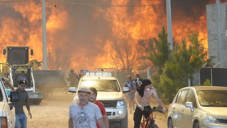 El fuego destruyó viviendas en Carlos Paz. Foto: Lucio Casalla / ElDoce.tv.