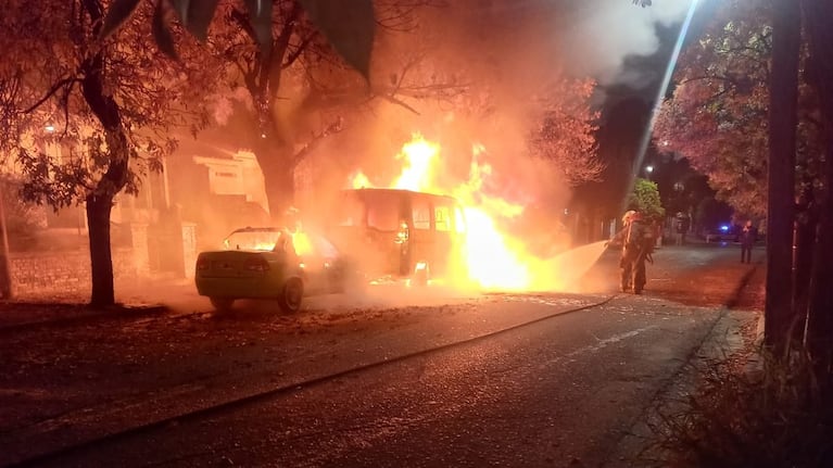 El fuego devoró los vehículos estacionados en la calle.