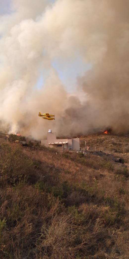 El fuego en barrio Villa del Lago, Carlos Paz.