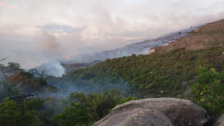 El fuego en Traslasierra. / Foto enviada a ElDoce.tv