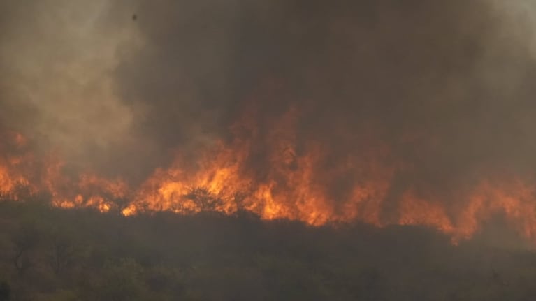 El fuego está muy cerca de las viviendas en la zona sur de Carlos Paz. Foto: Lucio Casalla / El Doce.