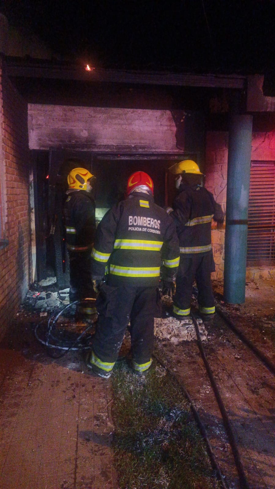 El fuego fue contenido y afortunadamente no se expandió a viviendas colindantes.