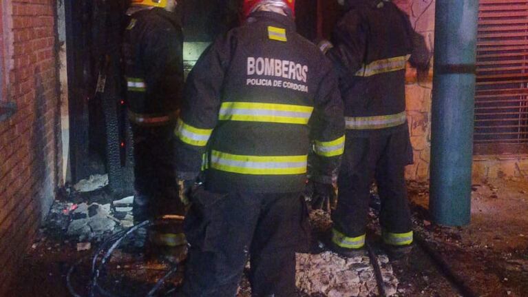 El fuego fue contenido y afortunadamente no se expandió a viviendas colindantes.
