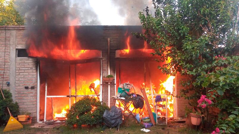 El fuego inició en una galería, el único ingreso de la vivienda.